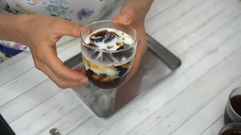 ・コーヒーゼリーの材料, ・牛乳シロップの材料, 1．粉ゼラチンを半分に分ける, 2．コーヒーに粉ゼラチンとお湯を加える, 3．2を冷蔵庫で冷やし固める, 4．シロップを作る, 5．コーヒーゼリーを冷蔵庫から取り出し、荒く混ぜて崩す, 6．牛乳シロップをかけて完成