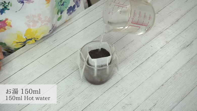 ・コーヒーゼリーの材料, ・牛乳シロップの材料, 1．粉ゼラチンを半分に分ける, 2．コーヒーに粉ゼラチンとお湯を加える, 3．2を冷蔵庫で冷やし固める, 4．シロップを作る, 5．コーヒーゼリーを冷蔵庫から取り出し、荒く混ぜて崩す, 6．牛乳シロップをかけて完成