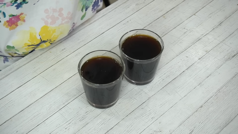 ・コーヒーゼリーの材料, ・牛乳シロップの材料, 1．粉ゼラチンを半分に分ける, 2．コーヒーに粉ゼラチンとお湯を加える, 3．2を冷蔵庫で冷やし固める, 4．シロップを作る, 5．コーヒーゼリーを冷蔵庫から取り出し、荒く混ぜて崩す, 6．牛乳シロップをかけて完成