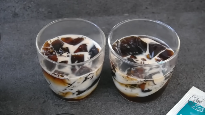 ・コーヒーゼリーの材料, ・牛乳シロップの材料, 1．粉ゼラチンを半分に分ける, 2．コーヒーに粉ゼラチンとお湯を加える, 3．2を冷蔵庫で冷やし固める, 4．シロップを作る, 5．コーヒーゼリーを冷蔵庫から取り出し、荒く混ぜて崩す, 6．牛乳シロップをかけて完成