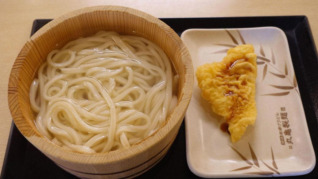 くら寿司の「釜揚げうどん」は「本物」か？, 食べた結果「美味しい釜揚げうどんでした、くら寿司さん、疑ってすいません！」, くら寿司の「讃岐うどん」は、超・極太麺！, 回転寿司店のうどん・ラーメンは「広くお客様に喜んでいただくため」,  「くら寿司」の釜揚げ・釜玉は冷凍　しかし「侮れない！各社の冷凍技術」
