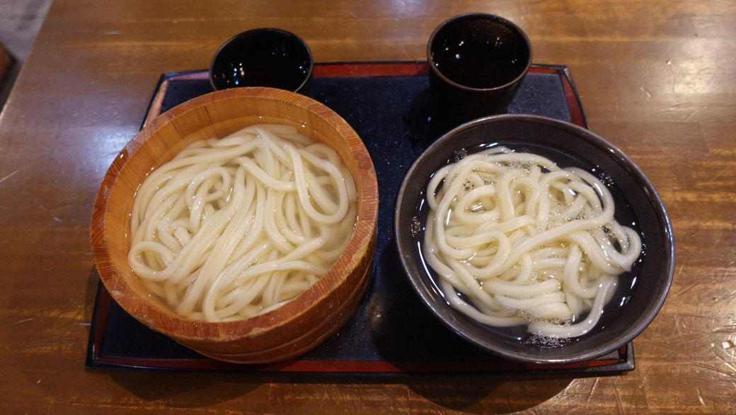 くら寿司の「釜揚げうどん」は「本物」か？, 食べた結果「美味しい釜揚げうどんでした、くら寿司さん、疑ってすいません！」, くら寿司の「讃岐うどん」は、超・極太麺！, 回転寿司店のうどん・ラーメンは「広くお客様に喜んでいただくため」,  「くら寿司」の釜揚げ・釜玉は冷凍　しかし「侮れない！各社の冷凍技術」