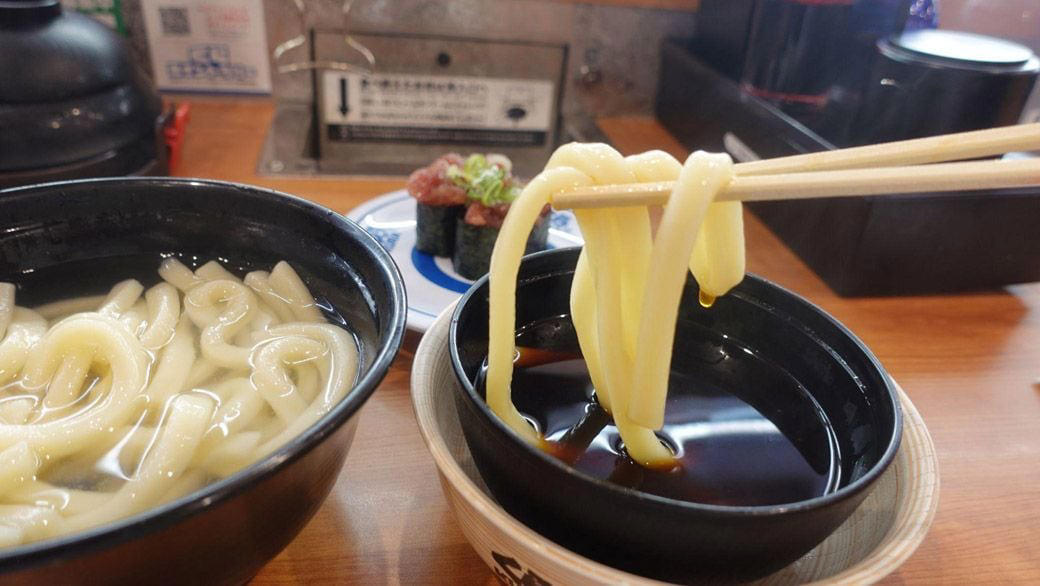 くら寿司の「釜揚げうどん」は「本物」か？, 食べた結果「美味しい釜揚げうどんでした、くら寿司さん、疑ってすいません！」, くら寿司の「讃岐うどん」は、超・極太麺！, 回転寿司店のうどん・ラーメンは「広くお客様に喜んでいただくため」,  「くら寿司」の釜揚げ・釜玉は冷凍　しかし「侮れない！各社の冷凍技術」