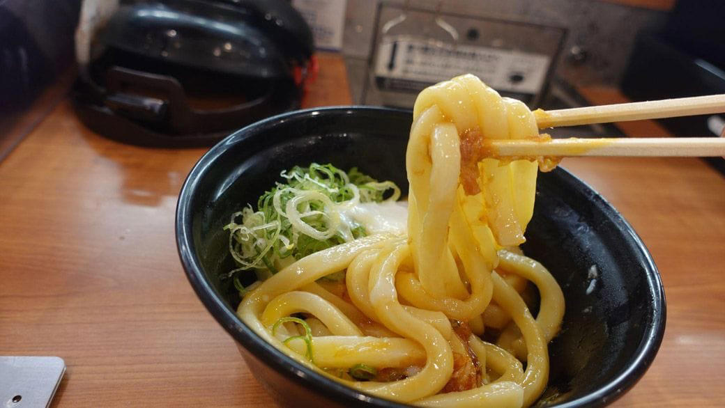 くら寿司の「釜揚げうどん」は「本物」か？, 食べた結果「美味しい釜揚げうどんでした、くら寿司さん、疑ってすいません！」, くら寿司の「讃岐うどん」は、超・極太麺！, 回転寿司店のうどん・ラーメンは「広くお客様に喜んでいただくため」,  「くら寿司」の釜揚げ・釜玉は冷凍　しかし「侮れない！各社の冷凍技術」
