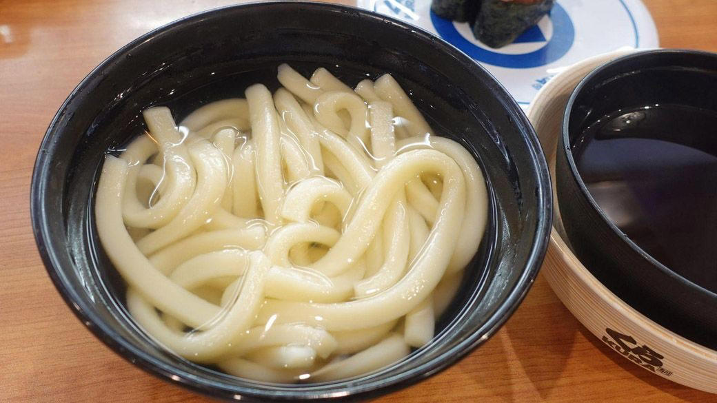くら寿司の「釜揚げうどん」は「本物」か？, 食べた結果「美味しい釜揚げうどんでした、くら寿司さん、疑ってすいません！」, くら寿司の「讃岐うどん」は、超・極太麺！, 回転寿司店のうどん・ラーメンは「広くお客様に喜んでいただくため」,  「くら寿司」の釜揚げ・釜玉は冷凍　しかし「侮れない！各社の冷凍技術」