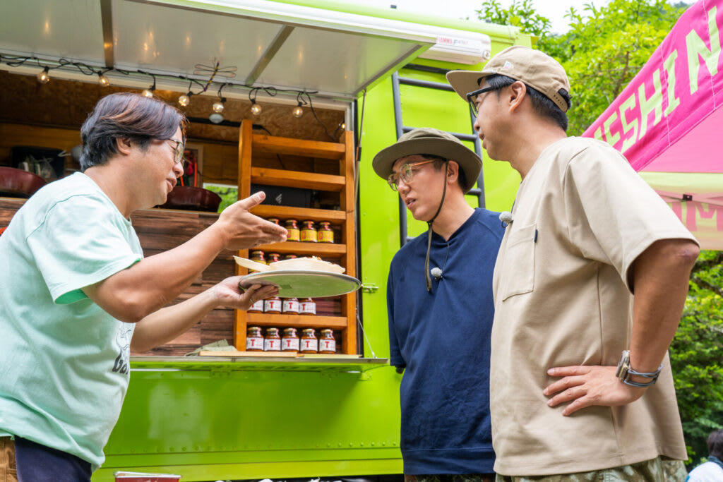 キャンプの食卓を豊かにする、極上の調味料が誕生！, きっかけはケータリング。大絶賛を受けて、商品化がスタート！, 試食タイムに絶賛再び。これぞ、アウトドアで美味しいジャークチキン, 「J鶏ソース」に込めた”アウトドアで存分に味わってほしい”という思い, アウトドアでも家庭でも。特別な調味料で、いつもの食事タイムを格上げしよう！