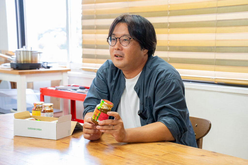 キャンプの食卓を豊かにする、極上の調味料が誕生！, きっかけはケータリング。大絶賛を受けて、商品化がスタート！, 試食タイムに絶賛再び。これぞ、アウトドアで美味しいジャークチキン, 「J鶏ソース」に込めた”アウトドアで存分に味わってほしい”という思い, アウトドアでも家庭でも。特別な調味料で、いつもの食事タイムを格上げしよう！