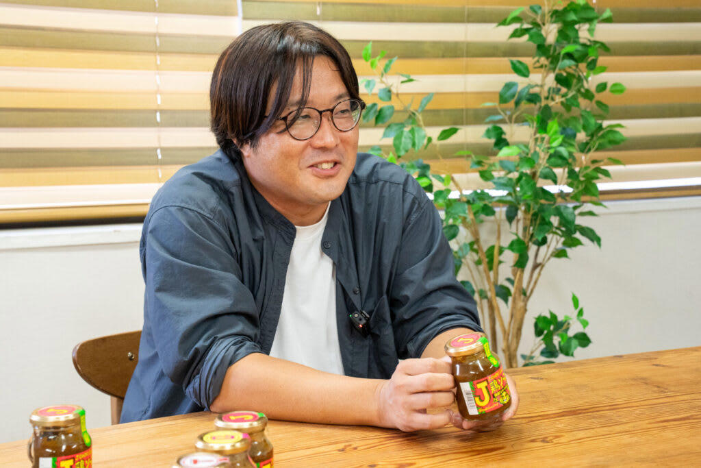 キャンプの食卓を豊かにする、極上の調味料が誕生！, きっかけはケータリング。大絶賛を受けて、商品化がスタート！, 試食タイムに絶賛再び。これぞ、アウトドアで美味しいジャークチキン, 「J鶏ソース」に込めた”アウトドアで存分に味わってほしい”という思い, アウトドアでも家庭でも。特別な調味料で、いつもの食事タイムを格上げしよう！