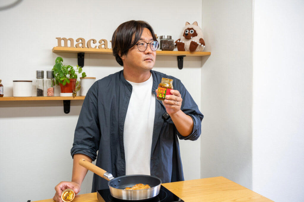 キャンプの食卓を豊かにする、極上の調味料が誕生！, きっかけはケータリング。大絶賛を受けて、商品化がスタート！, 試食タイムに絶賛再び。これぞ、アウトドアで美味しいジャークチキン, 「J鶏ソース」に込めた”アウトドアで存分に味わってほしい”という思い, アウトドアでも家庭でも。特別な調味料で、いつもの食事タイムを格上げしよう！