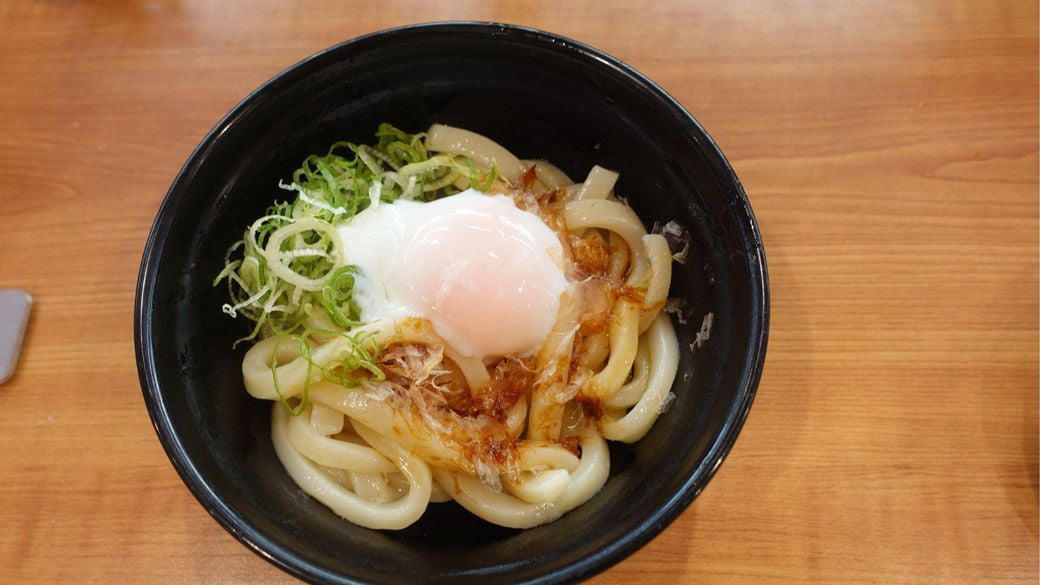 くら寿司の「釜揚げうどん」は「本物」か？, 食べた結果「美味しい釜揚げうどんでした、くら寿司さん、疑ってすいません！」, くら寿司の「讃岐うどん」は、超・極太麺！, 回転寿司店のうどん・ラーメンは「広くお客様に喜んでいただくため」,  「くら寿司」の釜揚げ・釜玉は冷凍　しかし「侮れない！各社の冷凍技術」