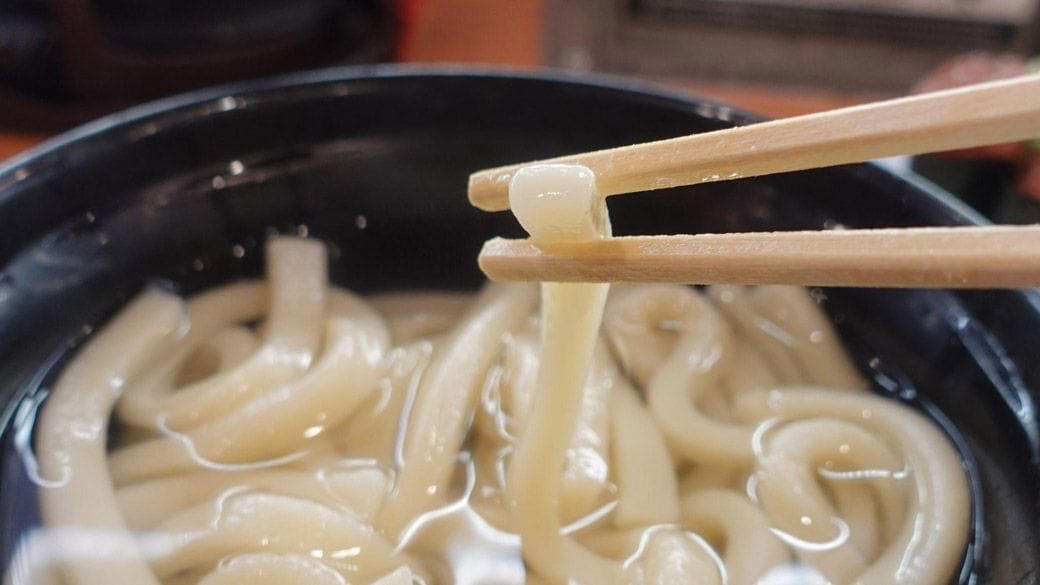 くら寿司の「釜揚げうどん」は「本物」か？, 食べた結果「美味しい釜揚げうどんでした、くら寿司さん、疑ってすいません！」, くら寿司の「讃岐うどん」は、超・極太麺！, 回転寿司店のうどん・ラーメンは「広くお客様に喜んでいただくため」,  「くら寿司」の釜揚げ・釜玉は冷凍　しかし「侮れない！各社の冷凍技術」