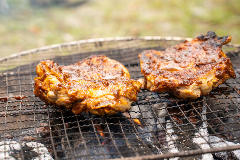 キャンプの食卓を豊かにする、極上の調味料が誕生！, きっかけはケータリング。大絶賛を受けて、商品化がスタート！, 試食タイムに絶賛再び。これぞ、アウトドアで美味しいジャークチキン, 「J鶏ソース」に込めた”アウトドアで存分に味わってほしい”という思い, アウトドアでも家庭でも。特別な調味料で、いつもの食事タイムを格上げしよう！