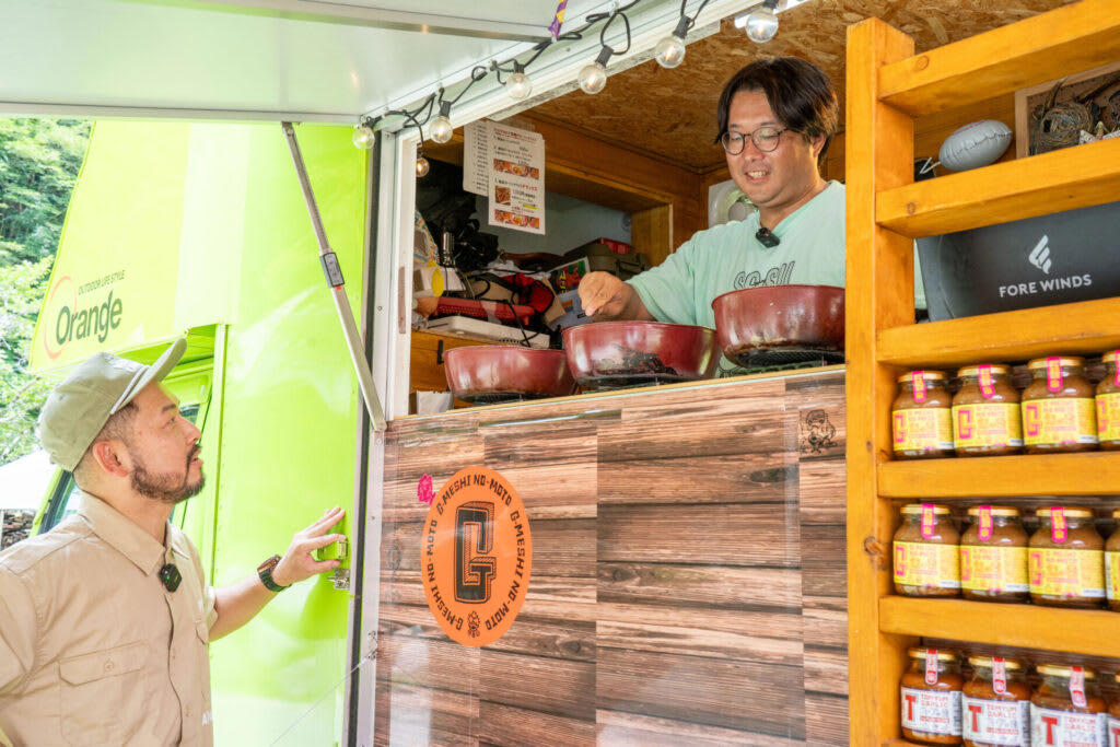 キャンプの食卓を豊かにする、極上の調味料が誕生！, きっかけはケータリング。大絶賛を受けて、商品化がスタート！, 試食タイムに絶賛再び。これぞ、アウトドアで美味しいジャークチキン, 「J鶏ソース」に込めた”アウトドアで存分に味わってほしい”という思い, アウトドアでも家庭でも。特別な調味料で、いつもの食事タイムを格上げしよう！