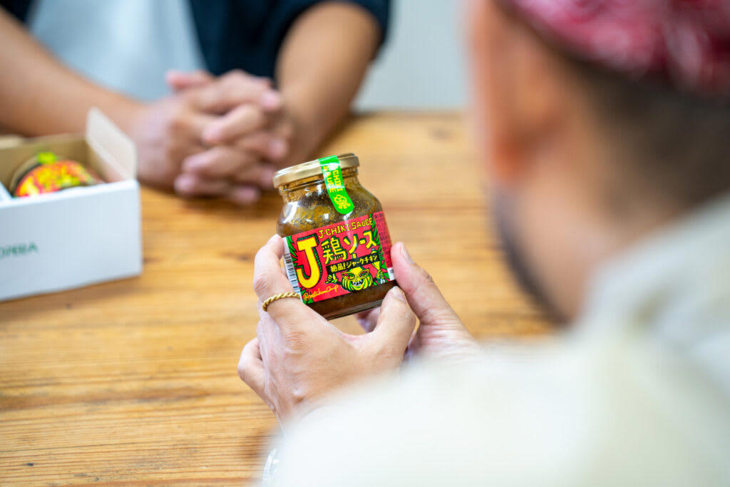 キャンプの食卓を豊かにする、極上の調味料が誕生！, きっかけはケータリング。大絶賛を受けて、商品化がスタート！, 試食タイムに絶賛再び。これぞ、アウトドアで美味しいジャークチキン, 「J鶏ソース」に込めた”アウトドアで存分に味わってほしい”という思い, アウトドアでも家庭でも。特別な調味料で、いつもの食事タイムを格上げしよう！