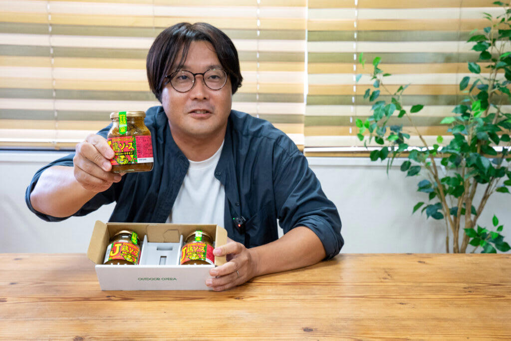 キャンプの食卓を豊かにする、極上の調味料が誕生！, きっかけはケータリング。大絶賛を受けて、商品化がスタート！, 試食タイムに絶賛再び。これぞ、アウトドアで美味しいジャークチキン, 「J鶏ソース」に込めた”アウトドアで存分に味わってほしい”という思い, アウトドアでも家庭でも。特別な調味料で、いつもの食事タイムを格上げしよう！