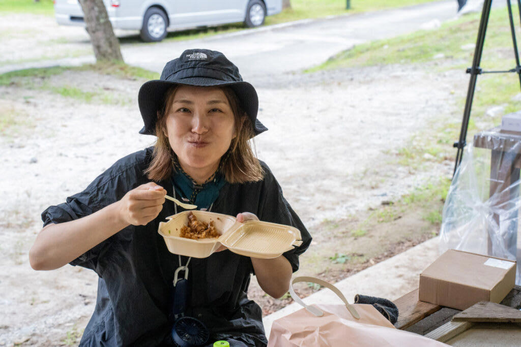 キャンプの食卓を豊かにする、極上の調味料が誕生！, きっかけはケータリング。大絶賛を受けて、商品化がスタート！, 試食タイムに絶賛再び。これぞ、アウトドアで美味しいジャークチキン, 「J鶏ソース」に込めた”アウトドアで存分に味わってほしい”という思い, アウトドアでも家庭でも。特別な調味料で、いつもの食事タイムを格上げしよう！