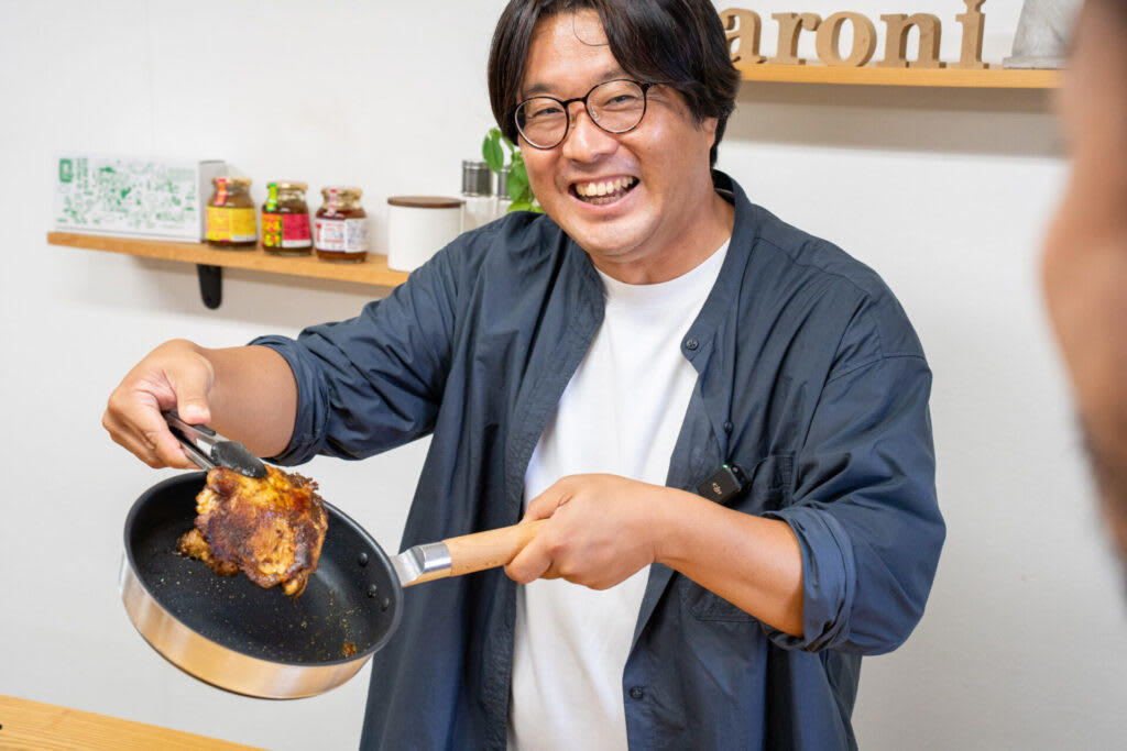 キャンプの食卓を豊かにする、極上の調味料が誕生！, きっかけはケータリング。大絶賛を受けて、商品化がスタート！, 試食タイムに絶賛再び。これぞ、アウトドアで美味しいジャークチキン, 「J鶏ソース」に込めた”アウトドアで存分に味わってほしい”という思い, アウトドアでも家庭でも。特別な調味料で、いつもの食事タイムを格上げしよう！