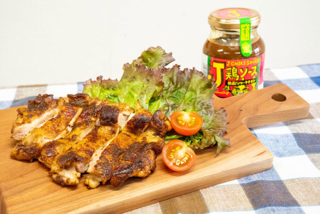 キャンプの食卓を豊かにする、極上の調味料が誕生！, きっかけはケータリング。大絶賛を受けて、商品化がスタート！, 試食タイムに絶賛再び。これぞ、アウトドアで美味しいジャークチキン, 「J鶏ソース」に込めた”アウトドアで存分に味わってほしい”という思い, アウトドアでも家庭でも。特別な調味料で、いつもの食事タイムを格上げしよう！