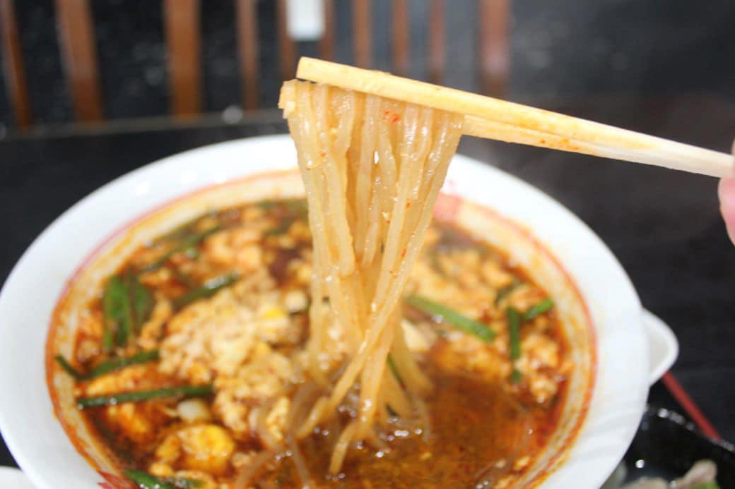宮崎の新名物「辛麺」, 麺の種類や辛さを選んで理想の一杯を, もうもうと上がる湯気とともに辛麺登場, ホクホクとした食感が楽しめる粗みじんのにんにく, もっと宮崎の味を楽しみたい方へ
