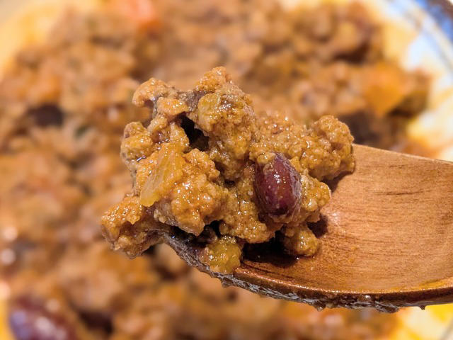 「スタミナ丼の具」コク甘で白飯仕様、焼くだけ主役, 「チリコンカン」豆は脇役、肉で食べさせる一皿, 「マンゴークランチヨーグルトケーキ」果実とアーモンドの層を味わう, 「角煮大根」厚切り豚バラの和食惣菜, 「丸型ピザ ジャーマンポテト」ジャンクさ漂う新種, 「シーザーサラダ」ビッグサイズにリニューアル復活