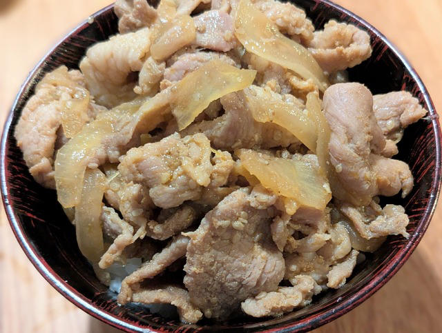 「スタミナ丼の具」コク甘で白飯仕様、焼くだけ主役, 「チリコンカン」豆は脇役、肉で食べさせる一皿, 「マンゴークランチヨーグルトケーキ」果実とアーモンドの層を味わう, 「角煮大根」厚切り豚バラの和食惣菜, 「丸型ピザ ジャーマンポテト」ジャンクさ漂う新種, 「シーザーサラダ」ビッグサイズにリニューアル復活