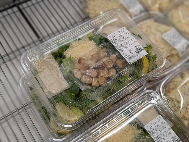「スタミナ丼の具」コク甘で白飯仕様、焼くだけ主役, 「チリコンカン」豆は脇役、肉で食べさせる一皿, 「マンゴークランチヨーグルトケーキ」果実とアーモンドの層を味わう, 「角煮大根」厚切り豚バラの和食惣菜, 「丸型ピザ ジャーマンポテト」ジャンクさ漂う新種, 「シーザーサラダ」ビッグサイズにリニューアル復活