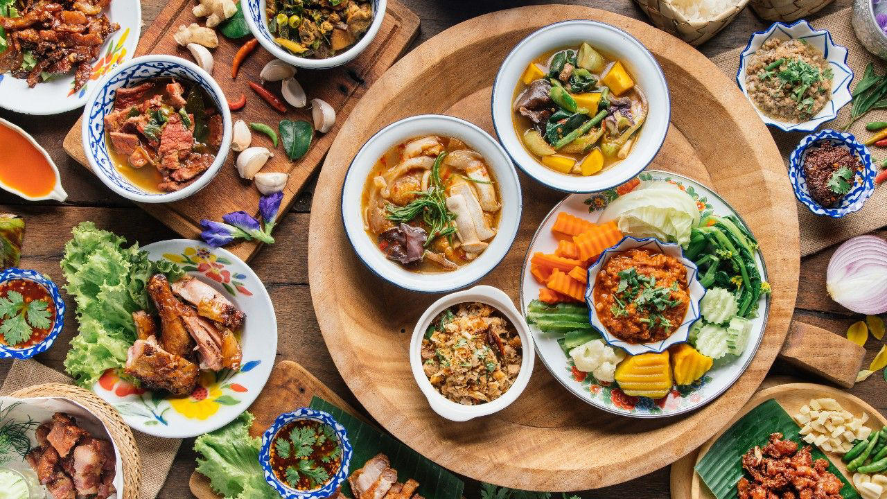1. ของกินจตุจักร อิ่มตั้งแต่เที่ยงวันยันเที่ยงคืน, 2. ของกิน Central World ศูนย์กลางชาวเมือง, 3. ของกิน One Bangkok พิกัดใหม่, 4. ของกิน ลาดพร้าว อร่อย ครบทุกรส, 5. ของกินสยาม คาว-หวาน อร่อยกลางกรุง, 6. ของกินอารีย์ คาเฟ่ ร้านอาหารดัง, 7. ของกินรัชดา ห้วยขวาง คึกคักทั้งกลางวันและกลางคืน, 8. ของกินทรงวาด ถูกใจวัยรุ่น, 9. ของกินเยาวราช จัดเต็มอาหารหลากสไตล์, 10. ของกินพระนคร ย่านเก่าแก่ ของกินอร่อย