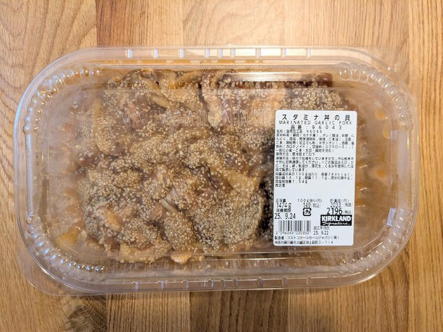 「スタミナ丼の具」コク甘で白飯仕様、焼くだけ主役, 「チリコンカン」豆は脇役、肉で食べさせる一皿, 「マンゴークランチヨーグルトケーキ」果実とアーモンドの層を味わう, 「角煮大根」厚切り豚バラの和食惣菜, 「丸型ピザ ジャーマンポテト」ジャンクさ漂う新種, 「シーザーサラダ」ビッグサイズにリニューアル復活