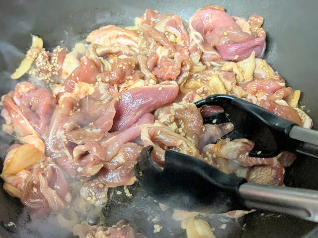 「スタミナ丼の具」コク甘で白飯仕様、焼くだけ主役, 「チリコンカン」豆は脇役、肉で食べさせる一皿, 「マンゴークランチヨーグルトケーキ」果実とアーモンドの層を味わう, 「角煮大根」厚切り豚バラの和食惣菜, 「丸型ピザ ジャーマンポテト」ジャンクさ漂う新種, 「シーザーサラダ」ビッグサイズにリニューアル復活