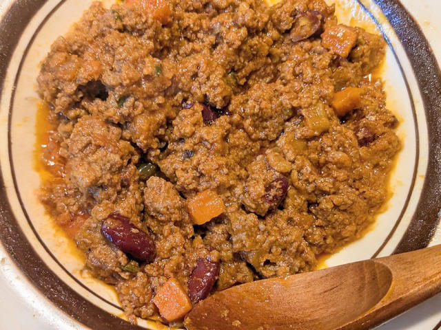 「スタミナ丼の具」コク甘で白飯仕様、焼くだけ主役, 「チリコンカン」豆は脇役、肉で食べさせる一皿, 「マンゴークランチヨーグルトケーキ」果実とアーモンドの層を味わう, 「角煮大根」厚切り豚バラの和食惣菜, 「丸型ピザ ジャーマンポテト」ジャンクさ漂う新種, 「シーザーサラダ」ビッグサイズにリニューアル復活