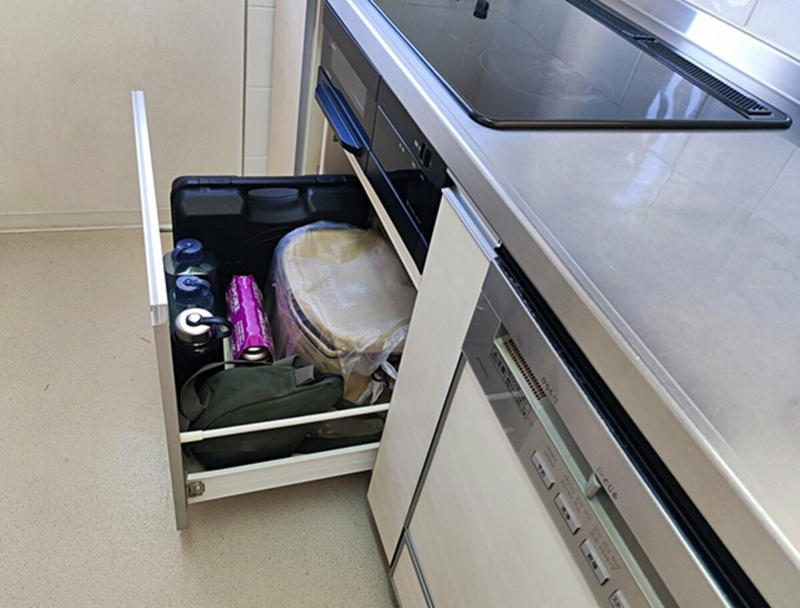 収納が少なくてもキッチンを使いやすくできる！, 調理器具を厳選して、もののムダをなくす, 空間をフル活用してムダをなくす, 工夫次第で狭い空間もなんとかなる！