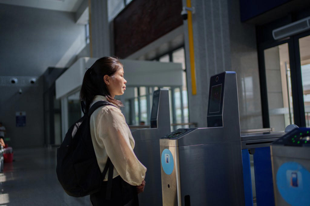 What countries will use the new EU entry and exit system? What is the entry and exit EES system?, How does the EES system work in the EU?, Will ESS checks happen in the UK?, When does the EES start?, What countries will use the new EU entry and exit system?, Who is exempt from the EU entry and exit system?, Why was the EES launch delayed?, What countries already use biometric border controls?
