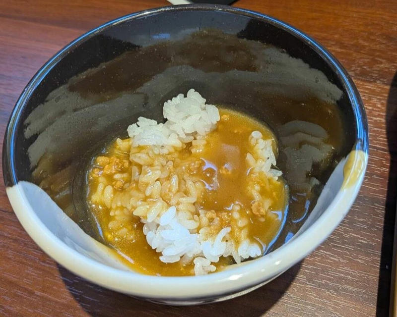猫も杓子も体験…やたら「体験」を推す外食企業, 新業態1号店は堅実に郊外ロードサイド, オープンから半月経過も行列ができる人気ぶり, 注文はタブレット、上げ膳・下げ膳まですべてお客がやる, 1000円前後で食べ放題付きはお得, 「豚肉つけ汁うどん」1089円はこんな感じ, 従来のうどんチェーンは注文に高度な意思決定が求められる？, 意思決定が負担、でも失敗したくない…現代人のニーズに合ううどん店