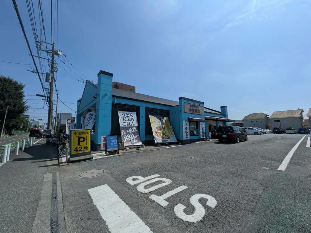 猫も杓子も体験…やたら「体験」を推す外食企業, 新業態1号店は堅実に郊外ロードサイド, オープンから半月経過も行列ができる人気ぶり, 注文はタブレット、上げ膳・下げ膳まですべてお客がやる, 1000円前後で食べ放題付きはお得, 「豚肉つけ汁うどん」1089円はこんな感じ, 従来のうどんチェーンは注文に高度な意思決定が求められる？, 意思決定が負担、でも失敗したくない…現代人のニーズに合ううどん店
