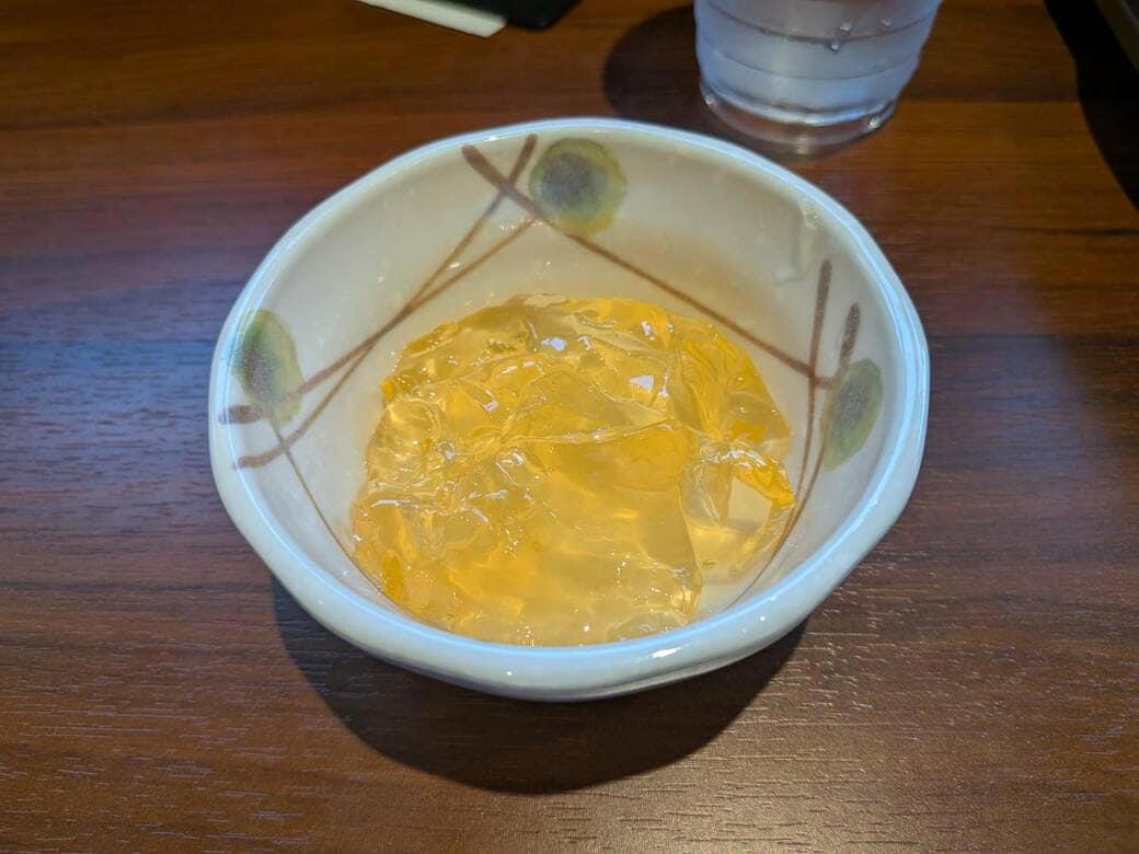 猫も杓子も体験…やたら「体験」を推す外食企業, 新業態1号店は堅実に郊外ロードサイド, オープンから半月経過も行列ができる人気ぶり, 注文はタブレット、上げ膳・下げ膳まですべてお客がやる, 1000円前後で食べ放題付きはお得, 「豚肉つけ汁うどん」1089円はこんな感じ, 従来のうどんチェーンは注文に高度な意思決定が求められる？, 意思決定が負担、でも失敗したくない…現代人のニーズに合ううどん店