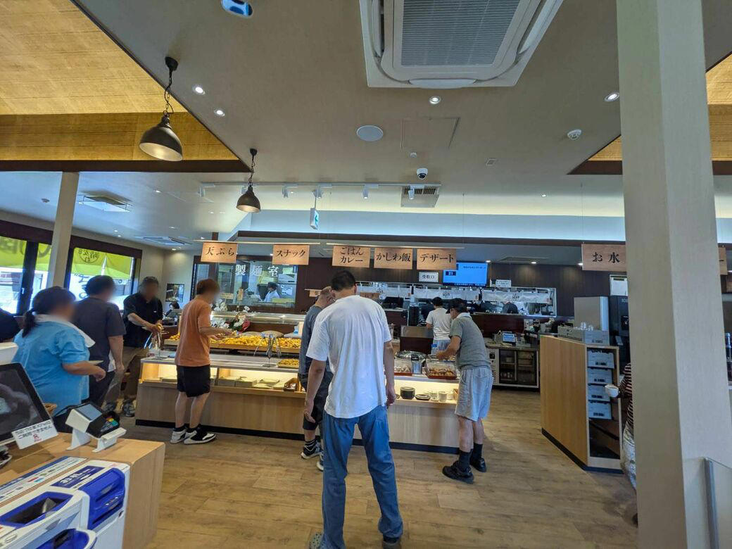 猫も杓子も体験…やたら「体験」を推す外食企業, 新業態1号店は堅実に郊外ロードサイド, オープンから半月経過も行列ができる人気ぶり, 注文はタブレット、上げ膳・下げ膳まですべてお客がやる, 1000円前後で食べ放題付きはお得, 「豚肉つけ汁うどん」1089円はこんな感じ, 従来のうどんチェーンは注文に高度な意思決定が求められる？, 意思決定が負担、でも失敗したくない…現代人のニーズに合ううどん店
