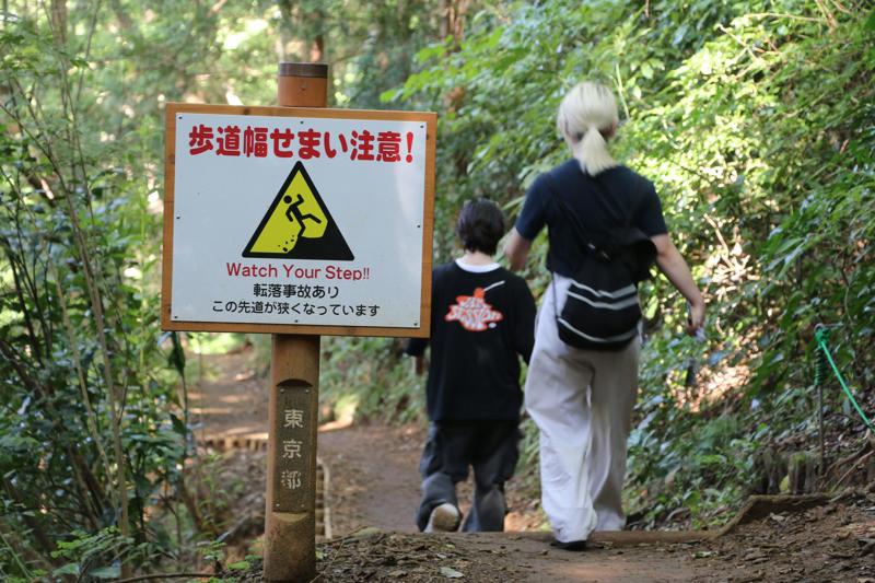 ■電波が悪くスマホ地図見られず, ■山は「圏外」と思え, ■「道迷い」は山岳遭難の最多原因, ■地図アプリも「紙の地図」ベースに開発, ■位置情報を自動送信, ■「低山」遭難で遺体発見まで数カ月, ■予備バッテリーを備えるべき