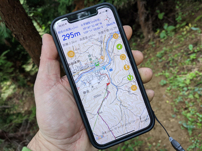 ■電波が悪くスマホ地図見られず, ■山は「圏外」と思え, ■「道迷い」は山岳遭難の最多原因, ■地図アプリも「紙の地図」ベースに開発, ■位置情報を自動送信, ■「低山」遭難で遺体発見まで数カ月, ■予備バッテリーを備えるべき