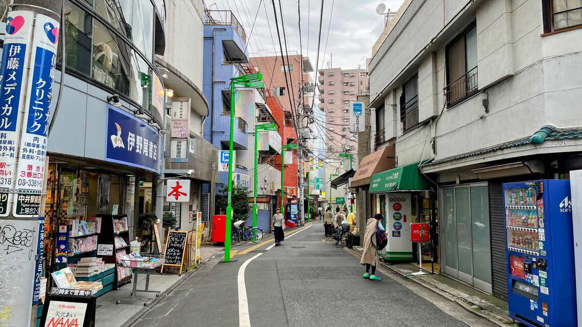 都民が素通りしていく街「中井」, 昔はおいはぎが出たという「暗がり横丁」, 地元客の集まる居酒屋の暖簾の先には, 『天才バカボン』の赤塚不二夫が愛した炉端焼屋, 赤塚先生からは「よっちゃん」と呼ばれていた, 実は「新宿区の6分の1」が落合, 中井が誇る文化はほかにもある