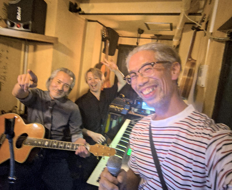 ・5月に名古屋で, ・エレベーター前の看板, ・なんで入って来たの？, ・生演奏で歌えるお店, ・今回訪問した店舗の情報