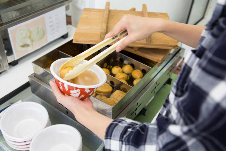 ・9月後半～2月下旬まで販売するコンビニが多い, ・9月に売り始める理由, ・120円前後の商品が多い, ・チルド商品もある, ・牛すじ以外の単品すべて125円, ・つゆにこだわっている, ・8種8品目のパックおでんがある, ・110円～150円の価格で販売, ・チルド商品も販売している, ・コンビニおでんの販売時間は決まっている？, ・コンビニおでんは予約できる？, ・レジ横の煮込みおでん以外も販売している？, ・コンビニおでんのセールはある？