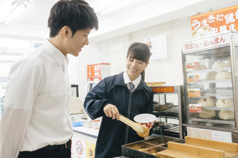 ・9月後半～2月下旬まで販売するコンビニが多い, ・9月に売り始める理由, ・120円前後の商品が多い, ・チルド商品もある, ・牛すじ以外の単品すべて125円, ・つゆにこだわっている, ・8種8品目のパックおでんがある, ・110円～150円の価格で販売, ・チルド商品も販売している, ・コンビニおでんの販売時間は決まっている？, ・コンビニおでんは予約できる？, ・レジ横の煮込みおでん以外も販売している？, ・コンビニおでんのセールはある？