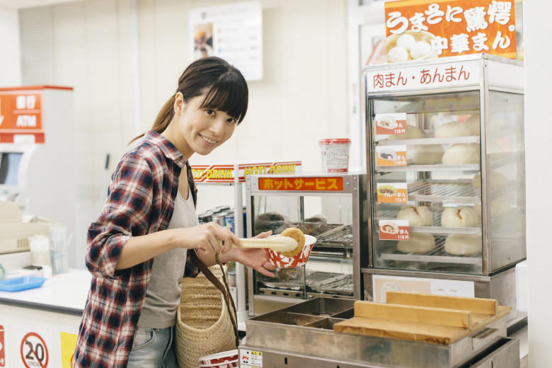 ・9月後半～2月下旬まで販売するコンビニが多い, ・9月に売り始める理由, ・120円前後の商品が多い, ・チルド商品もある, ・牛すじ以外の単品すべて125円, ・つゆにこだわっている, ・8種8品目のパックおでんがある, ・110円～150円の価格で販売, ・チルド商品も販売している, ・コンビニおでんの販売時間は決まっている？, ・コンビニおでんは予約できる？, ・レジ横の煮込みおでん以外も販売している？, ・コンビニおでんのセールはある？