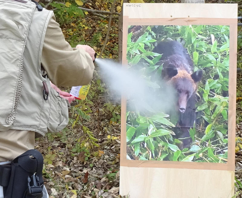 ■遠くからヒグマにスプレー噴射, ■クマがその場を離れず登山を中止, ■「刺激臭」に興味か, ■たばこやオオカミの糞を嫌うハズが…, ■忌避剤としての効果はない, ■テントにスプレー散布は逆効果, ■クマの学習能力は想定以上