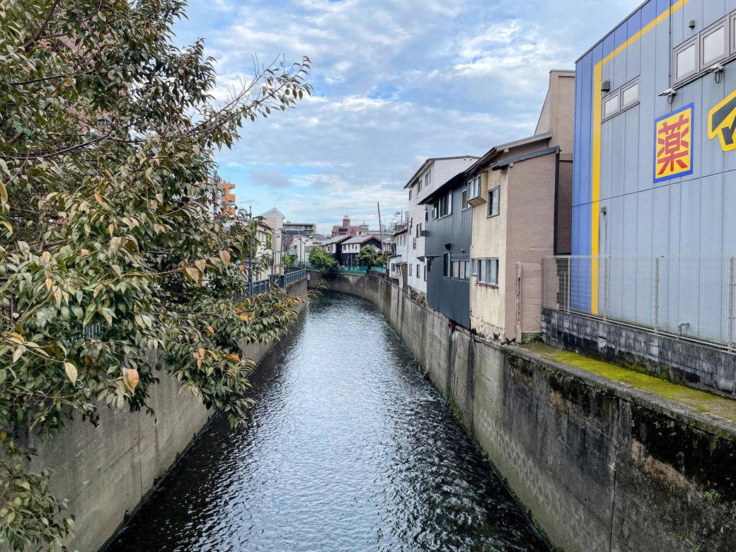 都民が素通りしていく街「中井」, 昔はおいはぎが出たという「暗がり横丁」, 地元客の集まる居酒屋の暖簾の先には, 『天才バカボン』の赤塚不二夫が愛した炉端焼屋, 赤塚先生からは「よっちゃん」と呼ばれていた, 実は「新宿区の6分の1」が落合, 中井が誇る文化はほかにもある