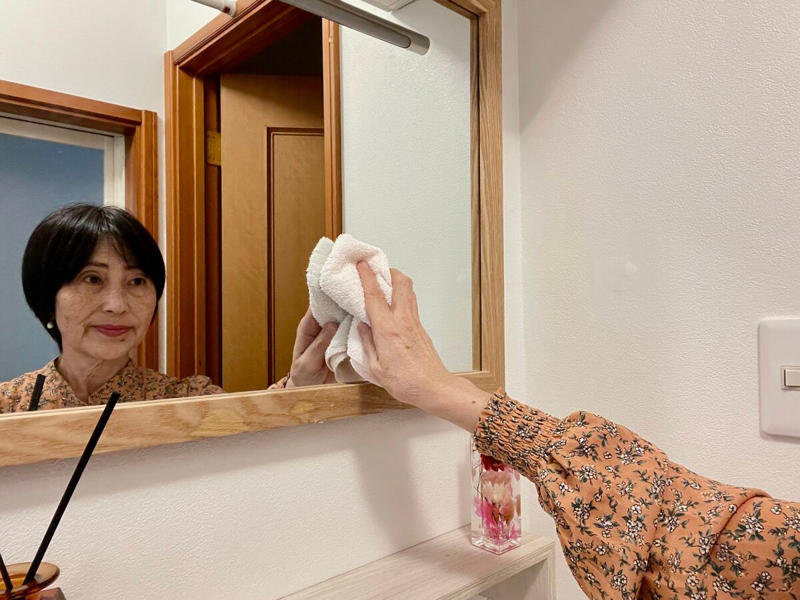 眠っている古タオルを掃除に活用, 1：「台所の油汚れ」をサッとひとふき, 2：「サッシ」や「細かい隙間掃除」にぴったり, 3：「床」のちょこっとふきも古タオルで, 4：「靴みがき」に使ってピカピカに, 5：「水回りのふき掃除」に便利, 6：しっかり汚れを落としたい「トイレ掃除」に, 買わずに始められるエコ掃除