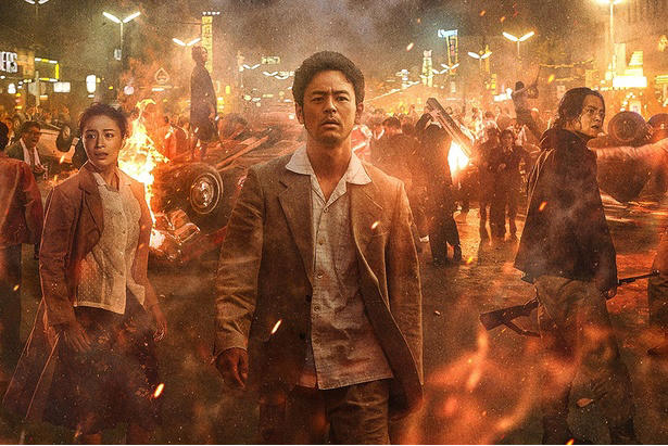 「沖縄の歴史を全身全霊で追体験してもらうには、大スクリーンで映像と音を浴びる映画がやっぱり最適」, 「見て見ぬふりをしてきた日本人として、贖罪の意識を背負って描かなければならない」, 「なぜ自分たちは、そして世界は沈黙しているのか…そんな想いが、僕たちが生きているこの時代にずっと張り付いている」, 「沖縄の土地には死者の魂と自然が交わるような感覚がある」, 「沖縄の歴史を、沖縄出身ではない本土の人が身ひとつで体感することで、相互理解の入り口が生まれる」