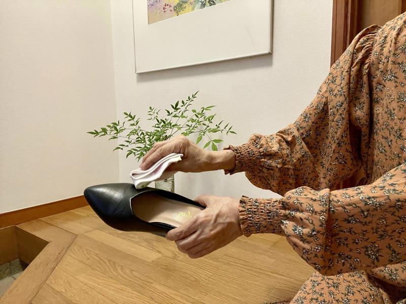 眠っている古タオルを掃除に活用, 1：「台所の油汚れ」をサッとひとふき, 2：「サッシ」や「細かい隙間掃除」にぴったり, 3：「床」のちょこっとふきも古タオルで, 4：「靴みがき」に使ってピカピカに, 5：「水回りのふき掃除」に便利, 6：しっかり汚れを落としたい「トイレ掃除」に, 買わずに始められるエコ掃除