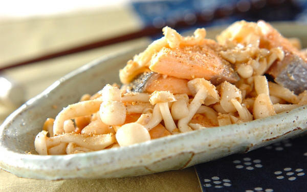 鮭ときのこのレンジ蒸し, 鮭とキノコのマヨしょうゆ炒め, ご飯がすすむ！ 鮭ときのこのみそバター焼き, 鮭とキノコのユズコショウ炒め, 10分で完成！鮭とキノコで具だくさんアヒージョ, 鮭とキノコのクリームソース