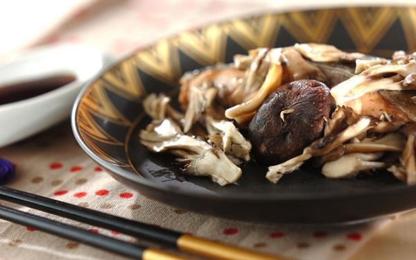 鮭ときのこのレンジ蒸し, 鮭とキノコのマヨしょうゆ炒め, ご飯がすすむ！ 鮭ときのこのみそバター焼き, 鮭とキノコのユズコショウ炒め, 10分で完成！鮭とキノコで具だくさんアヒージョ, 鮭とキノコのクリームソース